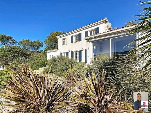 빌라 / Rocbaron, Var