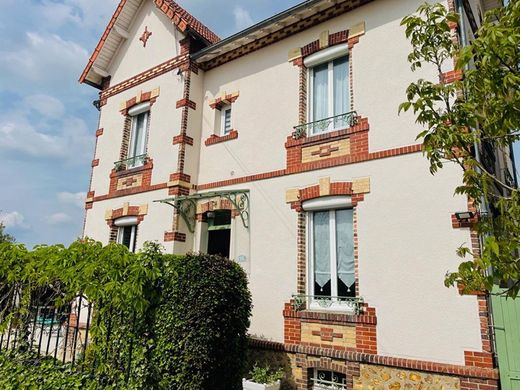 Villa in Nogent-le-Roi, Eure-et-Loir