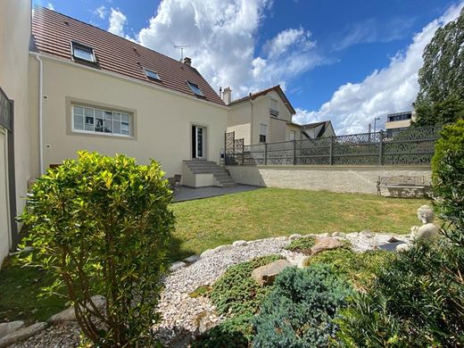 Luxury home in Le Plessis-Robinson, Hauts-de-Seine