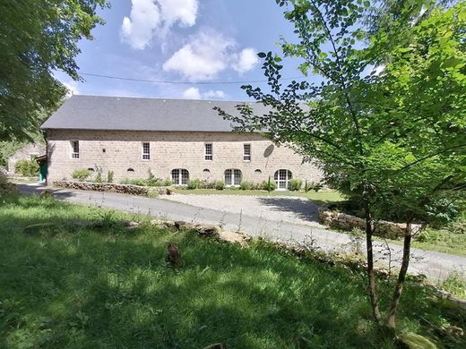 Luxus-Haus in Saint-Hilaire-les-Courbes, Corrèze