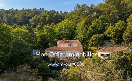 Lüks ev Signes, Var