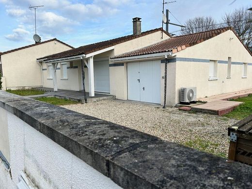 Luxury home in Blanquefort, Gironde