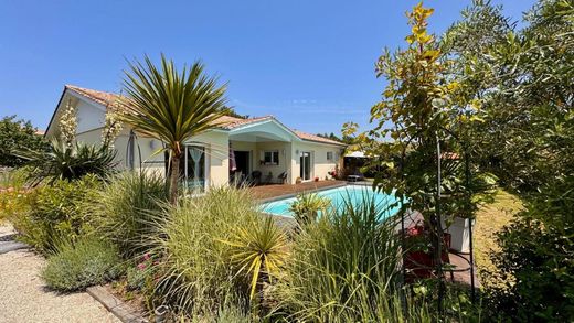 Villa in Lège-Cap-Ferret, Gironde