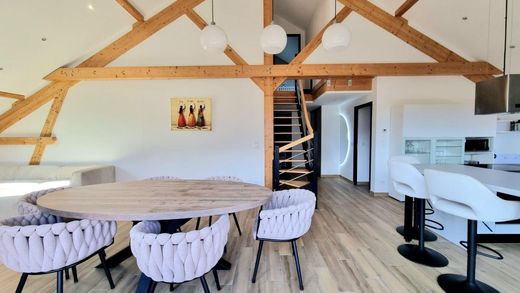 Apartment / Etagenwohnung in Lathuile, Haute-Savoie