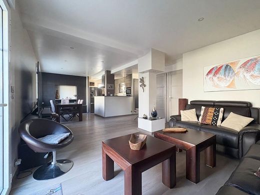 Luxury home in Le Plessis-Robinson, Hauts-de-Seine