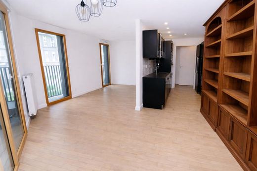 Apartment / Etagenwohnung in Nanterre, Hauts-de-Seine