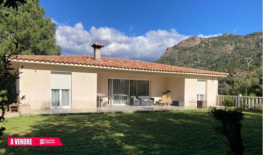 Sainte-Lucie de Porto-Vecchio, South Corsicaの高級住宅