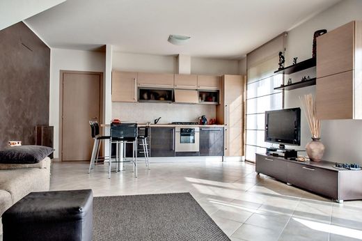 Apartment / Etagenwohnung in Tassin-la-Demi-Lune, Rhône