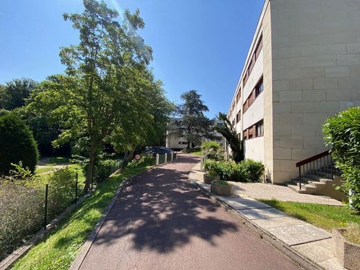 Apartment / Etagenwohnung in Ville-d'Avray, Hauts-de-Seine