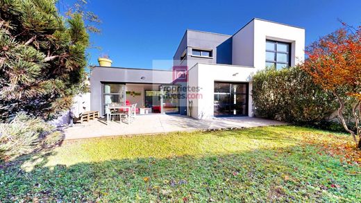 Luxe woning in Eysines, Gironde