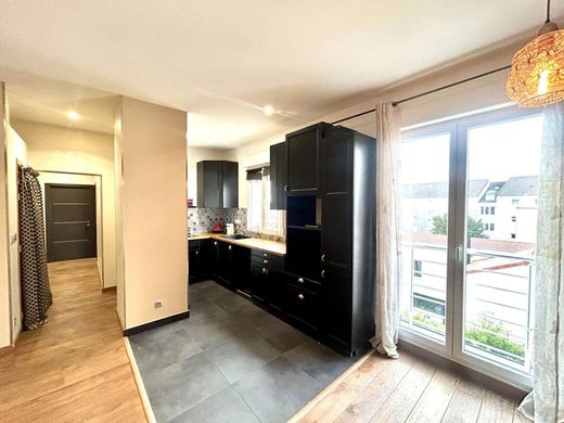 Apartment / Etagenwohnung in Fontenay-sous-Bois, Val-de-Marne
