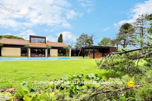 Luxury home in La Jarne, Charente-Maritime