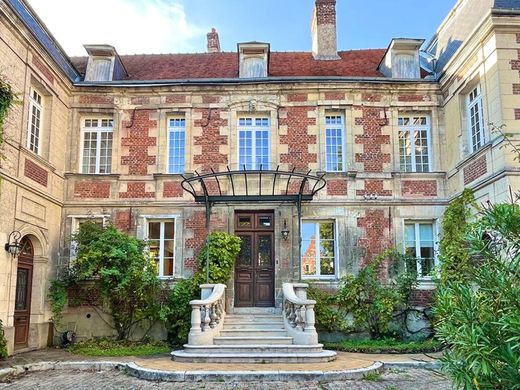 Luxury home in Noyon, Oise