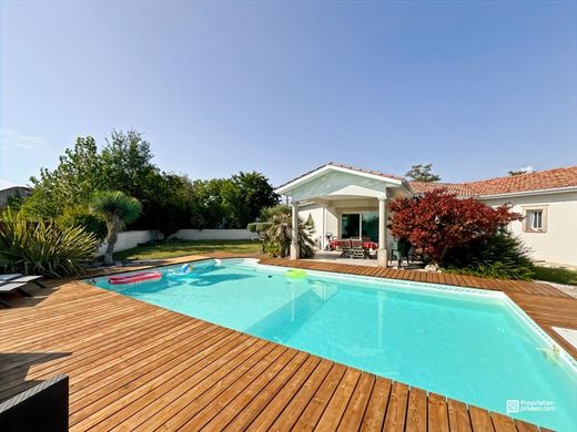 Luxury home in Ambarès-et-Lagrave, Gironde