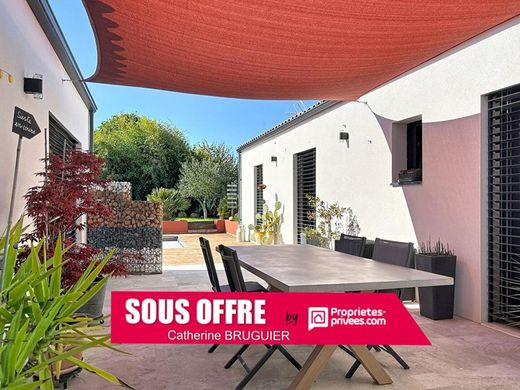 Villa in Saint-Sauveur-d'Aunis, Charente-Maritime
