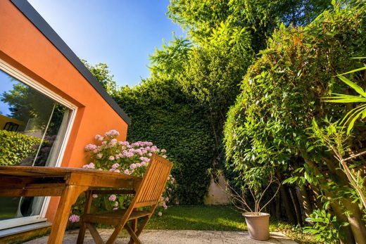 Apartment / Etagenwohnung in Nanterre, Hauts-de-Seine