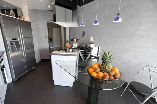Apartment / Etagenwohnung in Charbonnières-les-Bains, Rhône