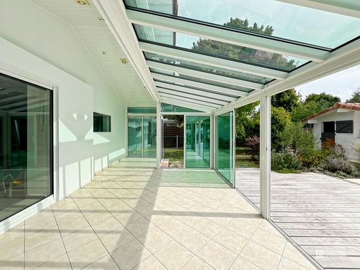 Элитный дом, Санкт-Медард-ан-Жалль, Gironde