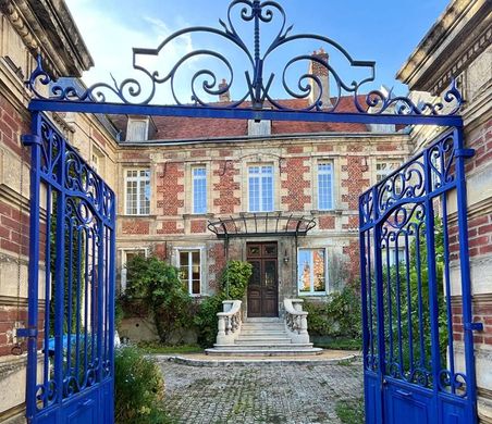 Luxury home in Noyon, Oise