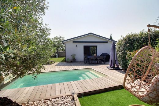 Luxury home in Blanquefort, Gironde
