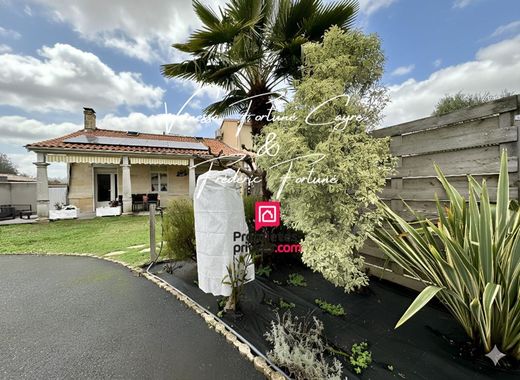 Casa di lusso a Blanquefort, Gironda