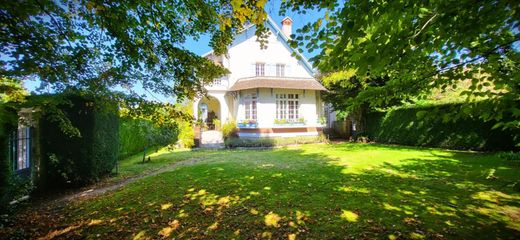 Вилла, Néris-les-Bains, Allier