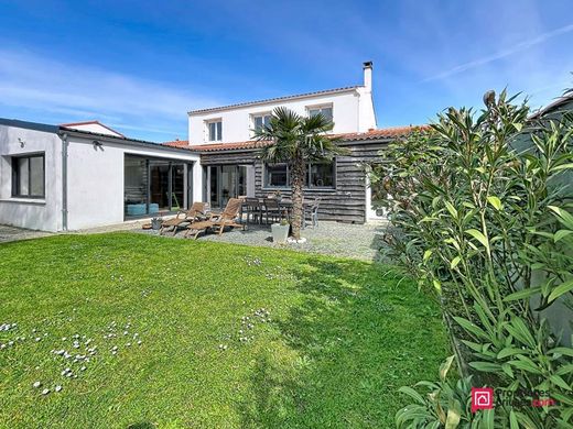 Luxury home in Saint-Xandre, Charente-Maritime