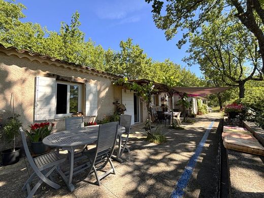 Lüks ev Fayence, Var