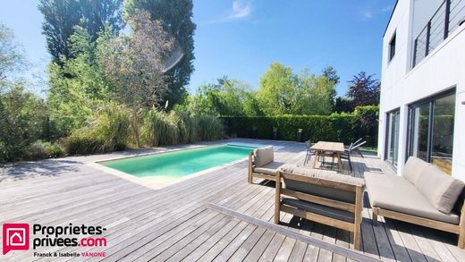 Luxury home in Pérenchies, North