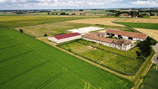 ‏בתים כפריים או חוות ב  Fontenay-Trésigny, Seine-et-Marne