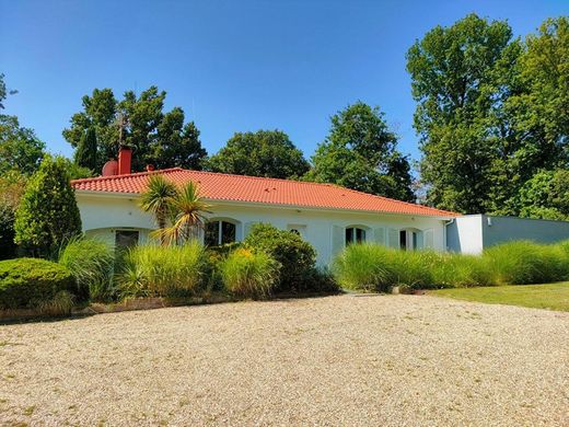 Luxury home in Carbon-Blanc, Gironde
