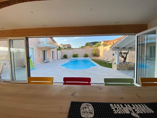 Villa in Charnay-lès-Mâcon, Saône-et-Loire