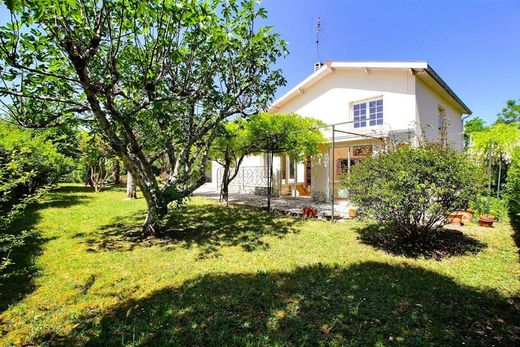 Luxury home in Blanquefort, Gironde