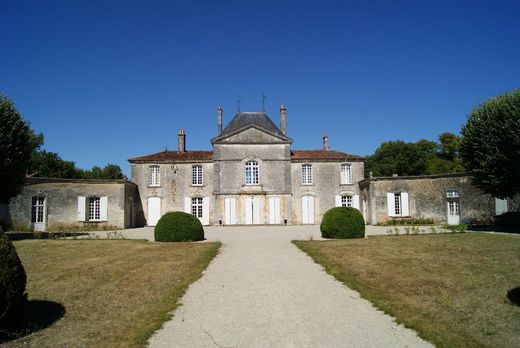 Villa in Saint-Jean-d'Angély, Charente-Maritime