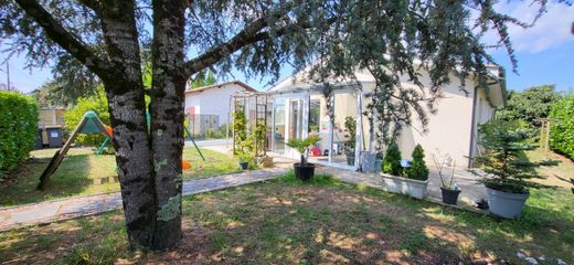 Luxe woning in Biganos, Gironde