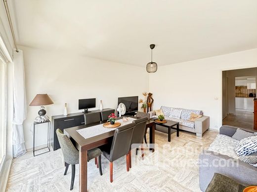 Apartment / Etagenwohnung in Juan-les-Pins, Alpes-Maritimes