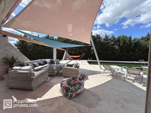 Luxury home in Pernes-les-Fontaines, Vaucluse