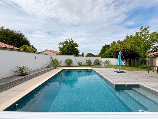 Luxus-Haus in Saint-Médard-en-Jalles, Gironde