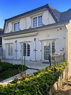 Casa di lusso a Coubron, Seine-Saint-Denis