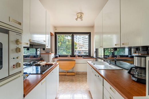 Apartment / Etagenwohnung in Suresnes, Hauts-de-Seine