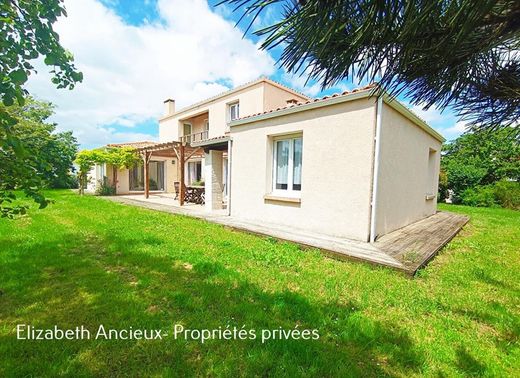 Luxe woning in Surgères, Charente-Maritime