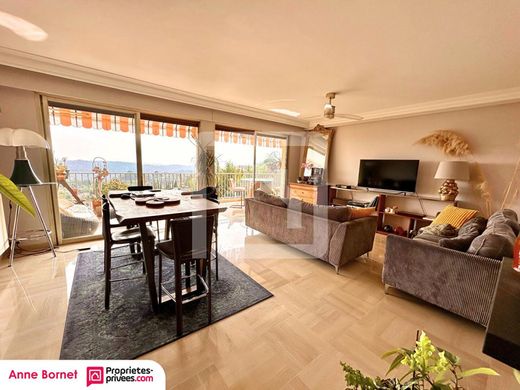 Apartment / Etagenwohnung in Grasse, Alpes-Maritimes