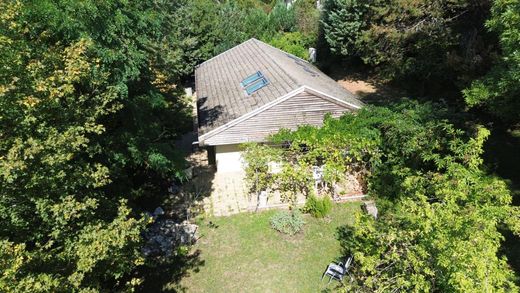 Luxe woning in Cranves-Sales, Haute-Savoie