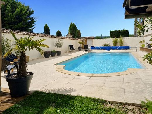 Luxury home in Les Chères, Rhône