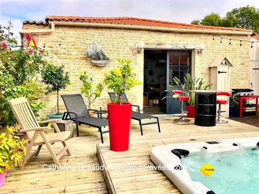 Luxury home in Saint-Médard-d'Aunis, Charente-Maritime