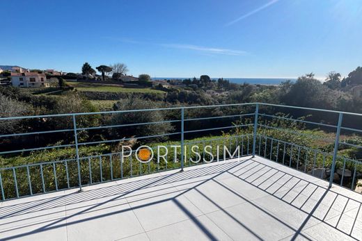 Villa in Saint-Laurent-du-Var, Alpes-Maritimes