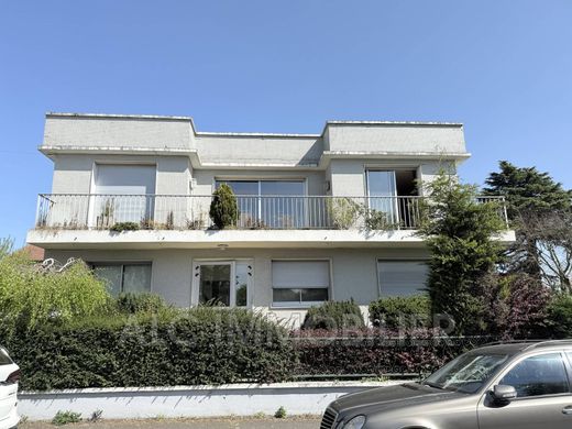 Apartment / Etagenwohnung in Conflans-Sainte-Honorine, Yvelines