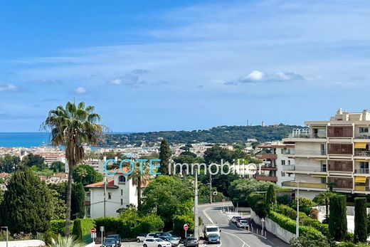 Apartment / Etagenwohnung in Antibes, Alpes-Maritimes