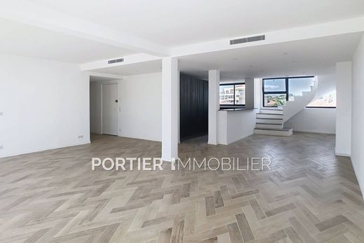 Apartment / Etagenwohnung in Antibes, Alpes-Maritimes