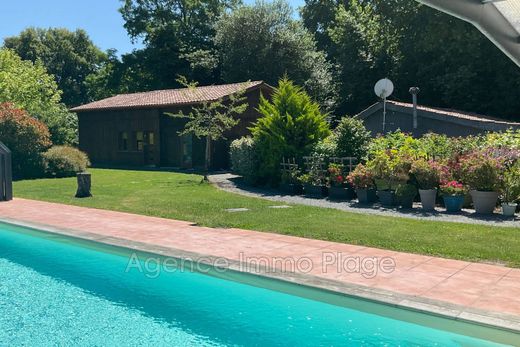 Villa in Saint-Vivien-de-Médoc, Gironde